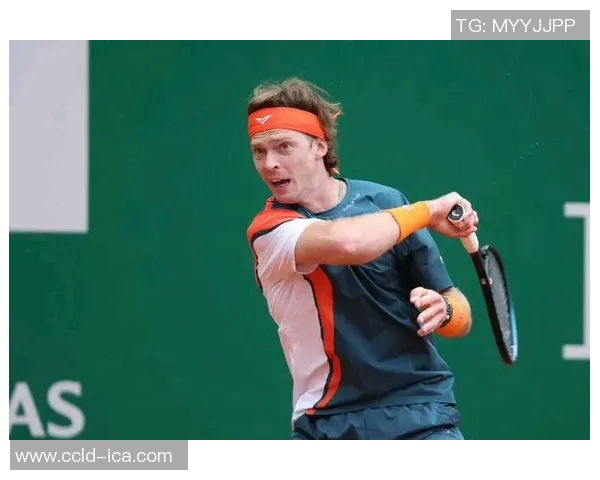 卢布列夫与西西帕斯激战正酣谁能在网球赛场上笑到最后